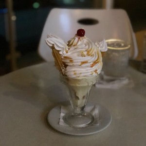 Copa de Helado con Churros y crema Chantilly. 