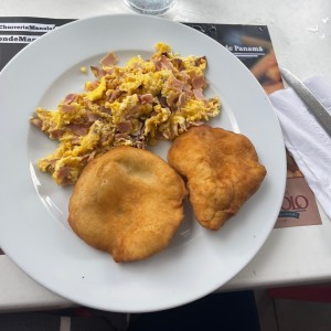 Huevos revueltos con hojaldres