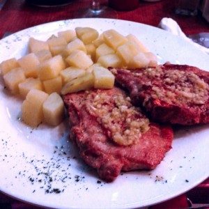 Chuletas al ajillo con papa hervida