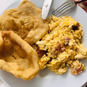 hojaldre y huevos revueltos