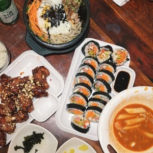 Bibimbap, alitas, gimbap y tteokbokki.