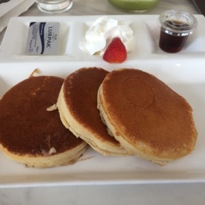 Pancakes de avena sencillo con crema chantilly 