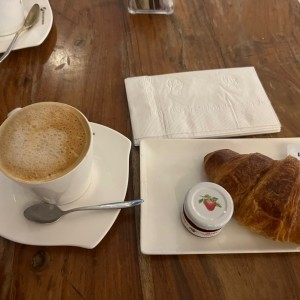 Latte con leche de almendras y croissant de la casa, viene con mantequilla y mermelada