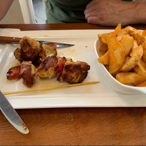 brocheta de pollo con papas