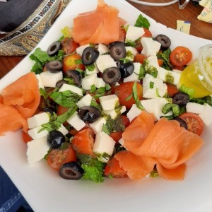 Ensalada caprese con salmon