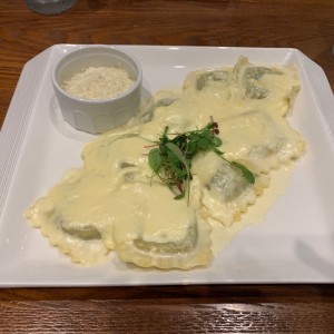 Raviolis de espinaca y ricota en salsa Alfredo