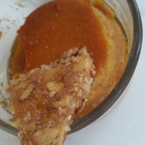 flan de caramelo con crostata de almendras