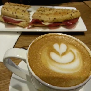 Capuccino y emparedado de salami con provolone