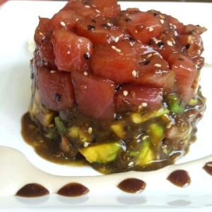 Tuna tartare con fresas y aguacate