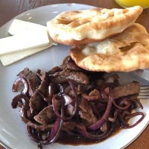 Bistec encebollado