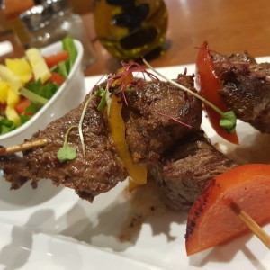 brocheta de res y ensalada 