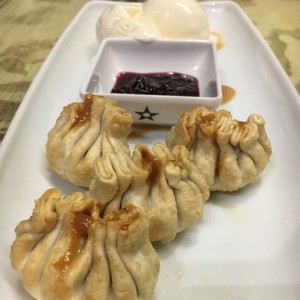 Wontons de queso y dulce de leche con helado