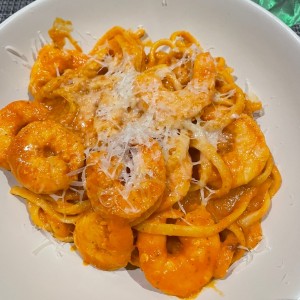 Linguini con camarones