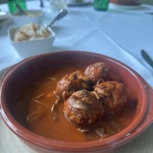 Albondigas de Rib Eye, salsa de vino tempranillo y hongos