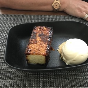 torrija con helado de vainilla