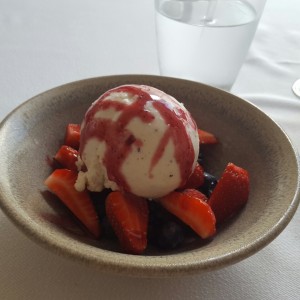 Helado de Coco con Berrys y salsa de fresa