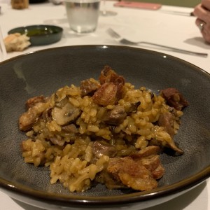 Arroz de cordero, curry & hongos con chicharron de cordero