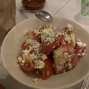 Ensalada de tomate con queso feta