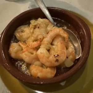 Camarones a la Bilbaina (ajo confitado, guindillas y aceite de oliva)