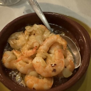 Camarones a la Bilbaina (ajo confitado, guindillas y aceite de oliva)