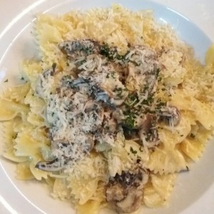 Farfalle con hongos con aroma a trufas