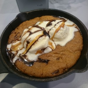 Skillet Cookie con Helado de Vainilla