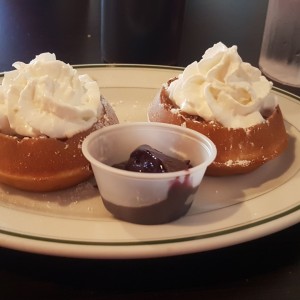 Orden de Wafles con mermelada de moras.