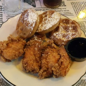 Chicken and Waffles... Delicioso!! 