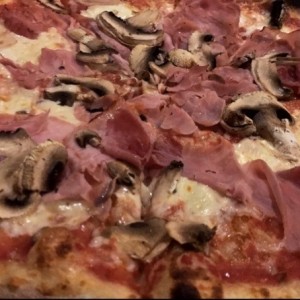 pizza prosciutto funghi