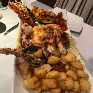 Especialidad de la casa. Incluye 2 langostas, pulpo, salmon, langostinos, calamares, papas al horno y vegetales asados