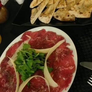 Carpaccio de manzo con focaccia