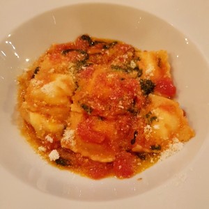 raviolis rellenos de queso de cabra con concase de Pomodoro