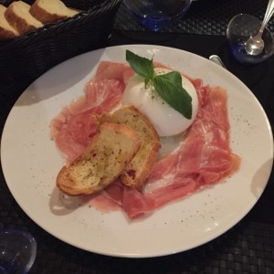 burrata con jamon serrano 