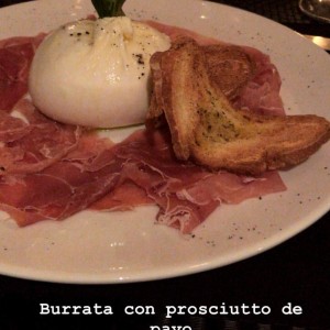 Burrata con prosciutto de pavo