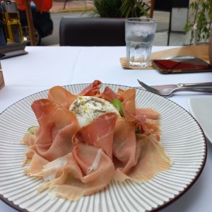 Anti Pasti - Burrata con Prosciutto