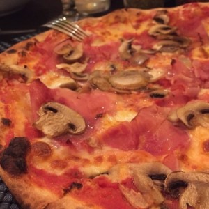 pizza con prosciutto y funghi