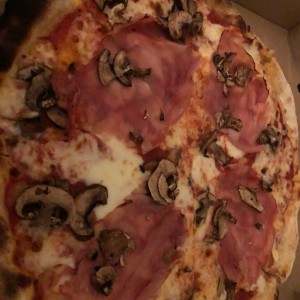 Pizza Prosciutto y Funghi