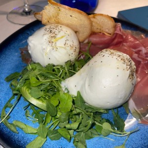 Antipasti - Burrata con prosciutto