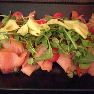 carpaccio de salmon con aguacate