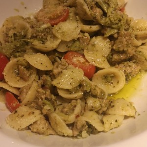 Pasta corta con tomates y chorizo en salsa pesto 