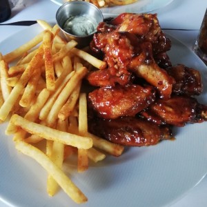 The Corner Wings - Plato Fuerte