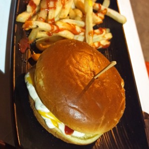 Hamburguesa de carne con papas fritas 