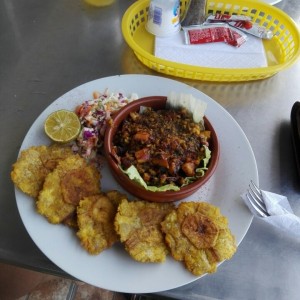 Pulpo al ajillo con patacones