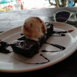 Brownie con helado