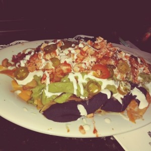 NACHOS DE POLLO O CARNE