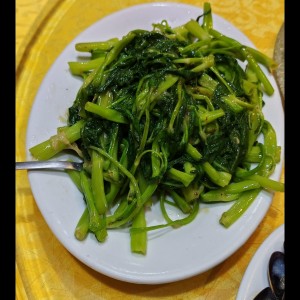 Mostaza de agua salteada con ajo y soya encurtida