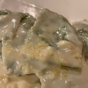 Ravioli espinaca salsa blanca