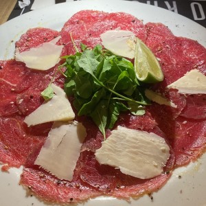 Carpaccio de Manzo con Rucola e Scaglie di Grana