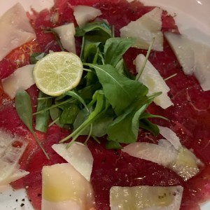 Carpaccio de Manzo con Rucola e Scaglie di Grana