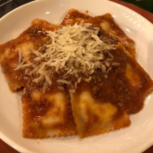 Tortellini de ricota con salsa bolonesa